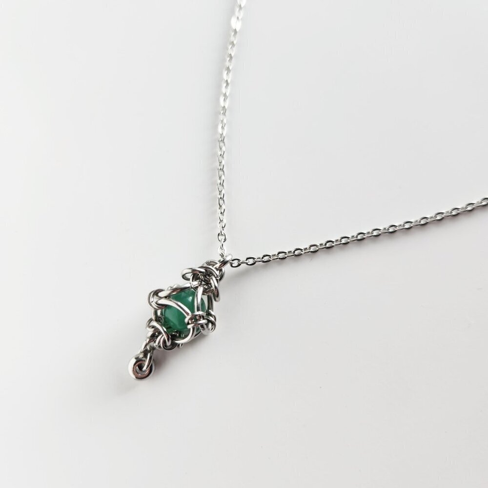 Antique classic vintage style green pearl necklace with a small silver chain - Picture 4 of 8